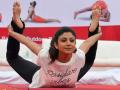 International Yoga Day 2018 : 'हे' आहे शिल्पा शेट्टीच्या फिट फिगरचं गुपित! - Marathi News | International Yoga Day 2018: Shilpa Shetty reveals fitness secret | Latest health News at Lokmat.com