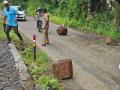 Kolhapur: पन्हाळा रोडवर मोठ्या दगडी शिळा कोसळल्या, वाहतूक बंद - Marathi News | Large boulders fell on Panhala Road Kolhapur, blocking traffic | Latest kolhapur News at Lokmat.com