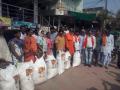 आत्महत्याग्रस्त शेतकऱ्यांच्या कुटूंबाना धान्य वाटप - Marathi News | Distribution of grains to families of suicidal farmers | Latest vashim News at Lokmat.com