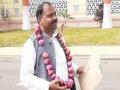 ...म्हणून कांद्याचा हार घालून आमदार पोहोचले थेट विधानसभेत! - Marathi News | Bihar Rjd Mla Shivchandra Ram Reached Assembly Wearing Garland Made Of Onion | Latest national News at Lokmat.com