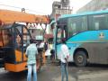 देहूरोड येथे महामार्गावरच बंद पडली शिवनेरी बस  - Marathi News | Shivneri bus stopped on highway at dehuroad | Latest pimpri-chinchwad News at Lokmat.com