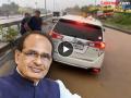 Video : रस्त्यावरील खड्ड्याने केंद्रीय मंत्र्याचीच केली फजिती, शिवराज सिंह चौहानांचा व्हिडीओ व्हायरल - Marathi News | Union agriculture minister shivraj singh chouhan gets trouble after car stuck in pothole video goes viral | Latest social-viral News at Lokmat.com