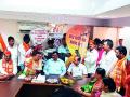 ‘महावितरण’समोर शिवसेनेचे लक्ष्मीपूजन - Marathi News | Laxmipujan of Shivsena before 'Mahavitaran' | Latest kolhapur News at Lokmat.com