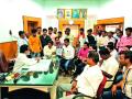 शिवसैनिकांनी दाखवले अधिकार्‍यांना खड्डे! - Marathi News | Shiv Sena officials showed the pits! | Latest akola News at Lokmat.com
