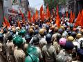 Aurangabad Violence : विनापरवानगी निघालेला शिवसेनेचा मोर्चा पोलिसांनी अडवला - Marathi News | Aurangabad Violence: The Shiv Sena's morcha was unblocked by the police | Latest chhatrapati-sambhajinagar News at Lokmat.com
