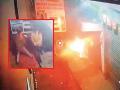 Video: पेट्रोल टाकून दुकाने जाळण्याचा प्रयत्न फसला; दोन माथेफिरू सीसीटीव्हीत कैद - Marathi News | An attempt to burn shops with petrol failed; Two caught on CCTV | Latest chhatrapati-sambhajinagar News at Lokmat.com