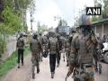 Jammu And Kashmir : शोपियान चकमकीत दोन दहशतवाद्यांचा खात्मा, एक जवान जखमी - Marathi News | encounter between terrorists and security forces in jk shopian district two terrorist reported to be dead | Latest national News at Lokmat.com