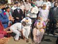 वेगळा झालेला मुलगा न्यायालयात आई वडिलांच्या चरणी लीन; न्यायाधीशांसह सारेच गहिवरले - Marathi News | in Ahmednagar son apologies parents after judges does Counseling | Latest ahilyanagar News at Lokmat.com