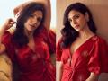 श्रिया पिळगावकर लाल रंगाच्या ड्रेसमध्ये दिसली झक्कास, पहा तिचे सुंदर फोटो - Marathi News | Shriya Pilgaonkar shared photos in red dress, see her beautiful photos | Latest filmy Photos at Lokmat.com