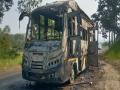 Kolhapur: शॉर्ट सर्किटमुळे जुळेवाडी खिंडीत बस जळून खाक - Marathi News | Bus caught fire due to short circuit on Kolhapur-Ratnagiri highway | Latest kolhapur News at Lokmat.com