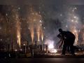 फटाक्यांची आतषबाजी जाेरात, उपराजधानीचा श्वास काेंडला - Marathi News | Pollution levels peak on Diwali night, The atmosphere of Nagpur became polluted due to the pollution of firecrackers | Latest nagpur News at Lokmat.com