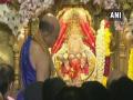 Ganpati Festival : सिद्धिविनायक मंदिरात भाविकांची अलोट गर्दी - Marathi News | Ganpati Festival : Aarti being performed at Siddhivinayak Temple in Mumbai on the occasion of Ganesha Chaturthi | Latest mumbai Videos at Lokmat.com