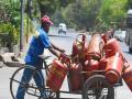 गॅस सिलिंडरचा नवा दर १०५३ रुपये; एका वर्षात किती दरवाढ?  - Marathi News | The new rate for a gas cylinder is Rs 1,053; How much price increase in one year? | Latest national News at Lokmat.com