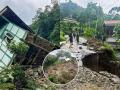 पावसाचं थैमान! सिक्कीममध्ये निसर्गाचं रौद्र रूप; भूस्खलनामुळे ९ जणांचा मृत्यू, १२०० पर्यटक अडकले - Marathi News | sikkim rain landslide 9 killed 1 200 tourists stranded | Latest national News at Lokmat.com