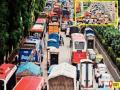 सायन, बीकेसीमुळे रोज ३ तास रस्त्यावर; पुलाच्या पाडकामामुळे वाहतुकीत बदल, मुंबईकरांचे हाल - Marathi News | in mumbai due to demolition of sion bridge 3 hours on road everyday due to traffic plight of passengers | Latest mumbai News at Lokmat.com