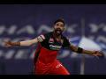 RCB vs KKR Latest News : IPL मध्ये कोणत्याच गोलंदाजाला न जमलेला पराक्रम मोहम्मद सिराजनं केला; KKRचे चार फलंदाज 14 धावांवर माघारी Video - Marathi News | RCB vs KKR Latest News : Mohammed Siraj on FIRE, 1st bowler to bowl 2 maidens in an IPL match; KKR now 4/14, Video  | Latest cricket News at Lokmat.com