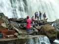 सवतकडा धबधब्यावर पर्यटकांची तुरळक गर्दी - Marathi News | A sparse crowd of tourists at the waterfall | Latest raigad News at Lokmat.com