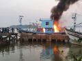 कुठ्ठाळी मासेमारी जेटीवरील ट्रोलरला आग लागून जळून खाक - Marathi News | The trawler on the Kuthali fishing jetty caught fire | Latest goa News at Lokmat.com