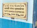एकाएकी ट्रेन २ किमी उलट्या दिशेने धावली; प्रवासी झाले हैराण, जाणून घ्या कारण.. - Marathi News | Tapti Ganga Express returned 2 km back to lift the young man who fell on the track | Latest national News at Lokmat.com