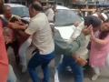 नागपूर इथं भरचौकात पुरुषानं केली महिलेला बेदम मारहाण; कारण ऐकून व्हाल हैराण - Marathi News | A man brutally beat up a woman on road in Nagpur | Latest nagpur News at Lokmat.com