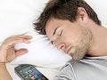 तुम्हीही झोपताना स्मार्टफोन जवळ ठेवता तर मग हे वाचाच... - Marathi News | Sleeping with your cell phone is dangerous | Latest health News at Lokmat.com