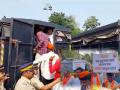 मुख्यमंत्र्यांच्या 'वर्षा'वर धडकणारा मराठा मोर्चा वाटेतच अडवला; आंदोलक ताब्यात - Marathi News | A Maratha morcha stopped by Police Who going to CM Eknath Shinde House Varsha, protesters were detained | Latest mumbai News at Lokmat.com