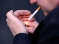 धुम्रपानाच्या सवयीमुळे कमी वयातच व्हाल तुम्ही वृद्ध - रिसर्च - Marathi News | Smoking can speed up chronological aging by 20 years of smokers | Latest health News at Lokmat.com