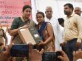 स्मृती इराणींकडून अमेठीत 240 लेखापालांना लॅपटॉपचं वाटप - Marathi News | Smriti Irani distributes laptops to 240 Lekhpals in Amethi | Latest national Videos at Lokmat.com