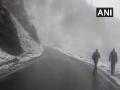 जम्मू-काश्मीर : हिमवृष्टीमुळे मुघल रोड बंद - Marathi News | Jammu-Kashmir: The Mughal Road closed due to snowfall | Latest national Photos at Lokmat.com