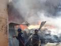अक्कलकोट रोडवरील एमआयडीसी परिसरातील गोडाऊनला आग - Marathi News | marda textile godown fire in solapur | Latest solapur Videos at Lokmat.com