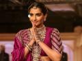 पुन्हा एकदा नवरीच्या वेशात दिसून आली सोनम कपूर! - Marathi News | sonam kapoor and anand ahuja in new delhi walks the ramp for a jewelery brand | Latest fashion Photos at Lokmat.com