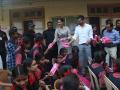 सोनम कपूरने शाळकरी मुलींना वाटले 'सॅनिटरी नॅपकिन' - Marathi News | Sonam Kapoor distributes sanitary napkin to school girls | Latest mumbai Photos at Lokmat.com