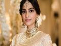 सोनम कपूरच्या हातातल्या बॅगची किंमत जाणून व्हाल थक्क! - Marathi News | Sonam kapoor bought a handbag 2 lakh 43 thousand cost | Latest filmy News at Lokmat.com