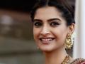 सोनम कपूरने शेअर केलेली पोस्ट पाहून भडकले युजर्स! - Marathi News | sonam kapoor promotes india and pakistan peace with plagiarised post gets trolled | Latest filmy News at Lokmat.com