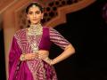 पुन्हा एकदा नवरीच्या वेशात दिसून आली सोनम कपूर! - Marathi News | sonam kapoor and anand ahuja in new delhi walks the ramp for a jewelery brand | Latest fashion Photos at Lokmat.com