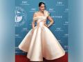 सोनमचा सिंड्रेला गाऊन; तुम्हीही थक्क व्हाल पाहून - Marathi News | Sonam kapoor looked gorgeous in this cinderella style gown | Latest fashion News at Lokmat.com