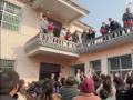मुलाचा वाढदिवशी कुटुंबानं घराच्या बाल्कनीतून उधळल्या लाखो रुपये नोटा, मग... - Marathi News | On the birthday of the child, the family threw lakhs of rupees notes from the balcony of the house, then... | Latest jarahatke News at Lokmat.com