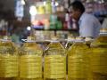 सोयाबीन आणि पामतेलाचे दर वाढले; गृहिणींचे बजेट कोलमडले - Marathi News | Soybean and palm oil prices rise; The budget of housewives collapsed | Latest akola News at Lokmat.com