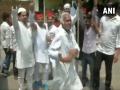 WATCH: विजयाच्या खुशीत सपा कार्यकर्त्याचा अजब-गजब डान्स - Marathi News | WATCH: Awesome dance drama of the SP workers in the joy of victory | Latest national News at Lokmat.com