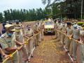 गाडी ओढत पोलीस अधीक्षकांना दिला कर्मचाऱ्यांनी निरोप - Marathi News | The staff said goodbye to the Superintendent of Police while pulling the vehicle | Latest ratnagiri News at Lokmat.com