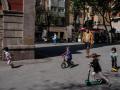 स्पेनमधली मुलं रस्त्यावर धावली तेव्हा.. - Marathi News | When children in Spain run on the streets .. | Latest international News at Lokmat.com