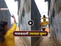 VIDEO: तरूणी बनली 'स्पायडर वूमन'! कशाचाही आधार न घेता झपाझप भिंतींवर चढली अन्... - Marathi News | trending viral video spider woman as girl climbs wall without any support and stuns social media | Latest social-viral News at Lokmat.com