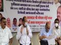 झोपडपट्टी पुनर्वसन कायद्याच्या अंमलबजावणीसाठी खासदार उतरले रस्त्यावर - Marathi News | MPs took to the streets to enforce the Slum Rehabilitation Act | Latest mumbai News at Lokmat.com