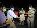 ठाण्यात कोरोनाशी लढणार्‍या पोलिसांना मनसेने दिले मच्छरविरोधी कवच - Marathi News | Anti-mosquito kit provided by MNS to police fighting corona in Thane hrb | Latest thane News at Lokmat.com