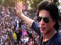 Happy Birthday Shahrukh :जेव्हा एका जबरा फॅनने किंग खान शाहरुखकडे मागितला फोन नंबर, त्यानंतर घडले होते असे काही - Marathi News |   Happy Birthday Shahrukh: When a jadra fan asked for a phone call to King Khan Shahrukh, something happened after that | Latest filmy News at Lokmat.com