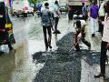 भरपावसात मीरा-भाईंदर रस्त्यावर डांबराचे पॅचवर्क - Marathi News | Asphalt patchwork on Mira-Bhayander road in return | Latest thane News at Lokmat.com