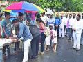 महामार्ग दुरुस्तीसाठी स्वाक्षरी मोहीम, प्रवाशांचा जीव मुठीत धरुन प्रवास - Marathi News | Signature campaign for highway repair, passenger farewell passenger journey | Latest mumbai News at Lokmat.com