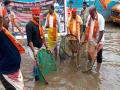 भिवंडीत मेट्रोचे नियोजन शून्य काम; रस्त्यावर पडलेल्या खड्ड्यांमध्ये मनसेचे मच्छि पकडो आंदोलन - Marathi News | Metro planning zero work in Bhiwandi; MNS fish catch movement in potholes on the road | Latest thane News at Lokmat.com