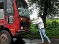 चांडस जवळ स्वाभीमानीच्या कार्यकर्त्याने फोडली एसटी ! - Marathi News | activist broke st bus near chandas village | Latest vashim News at Lokmat.com