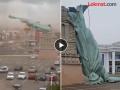 Statue of Liberty Video: वादळाचा तडाखा अन् खेळण्यासारखा कोसळली सात मजली उंचीची स्टॅच्यू ऑफ लिबर्टी - Marathi News | Statue of Liberty Video: Storm hits and the seven-story Statue of Liberty collapses like a toy | Latest social-viral News at Lokmat.com